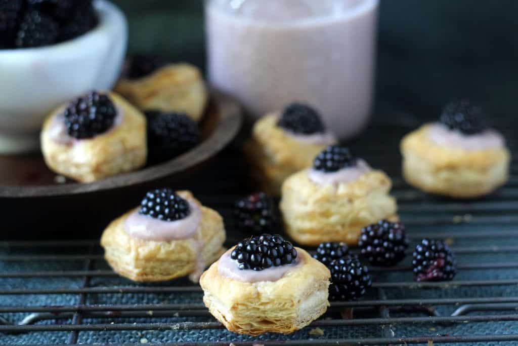 Homemade blackberry and almond custard in easy puff pastry cups. Perfect dessert or appetizer for late summer! #blackberry #dessert #recipe #appetizer #puffpastry
