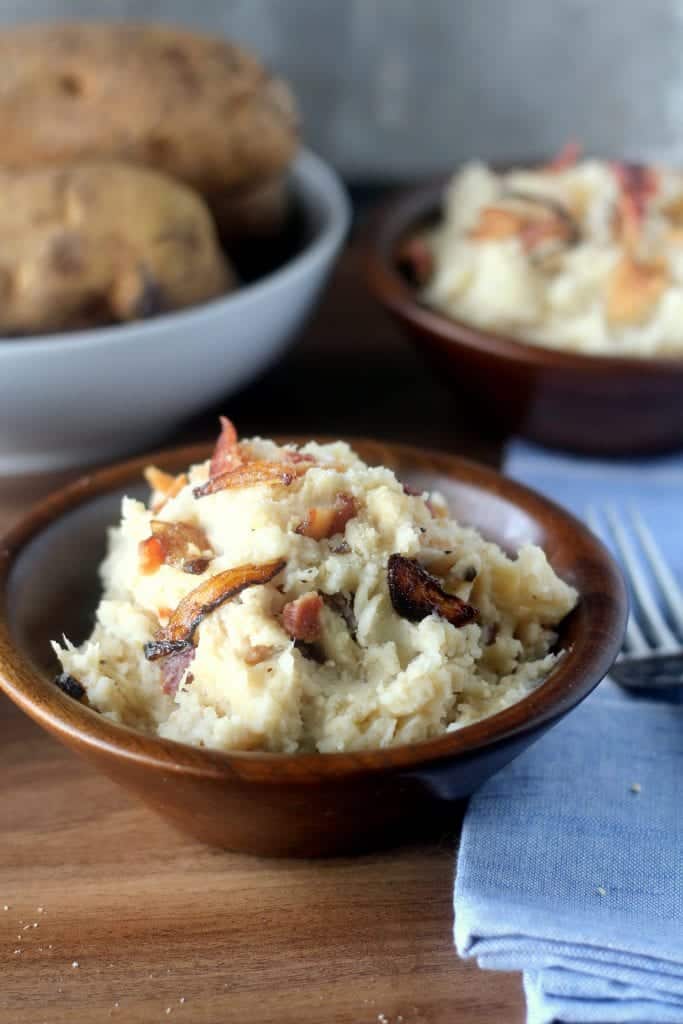 Everyone will LOVE these Caramelized Onion and Bacon Mashed Potatoes. The perfect decadent holiday side dish. #recipe from www.blackberrybabe.com