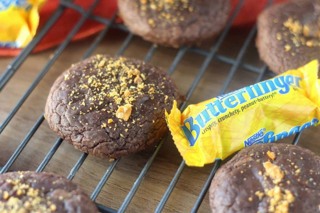 Easy Butterfinger Brownie Cookies, perfect for leftover Halloween candy or your Halloween party! #ReinventSweet @ButterfingerRecipes #ad