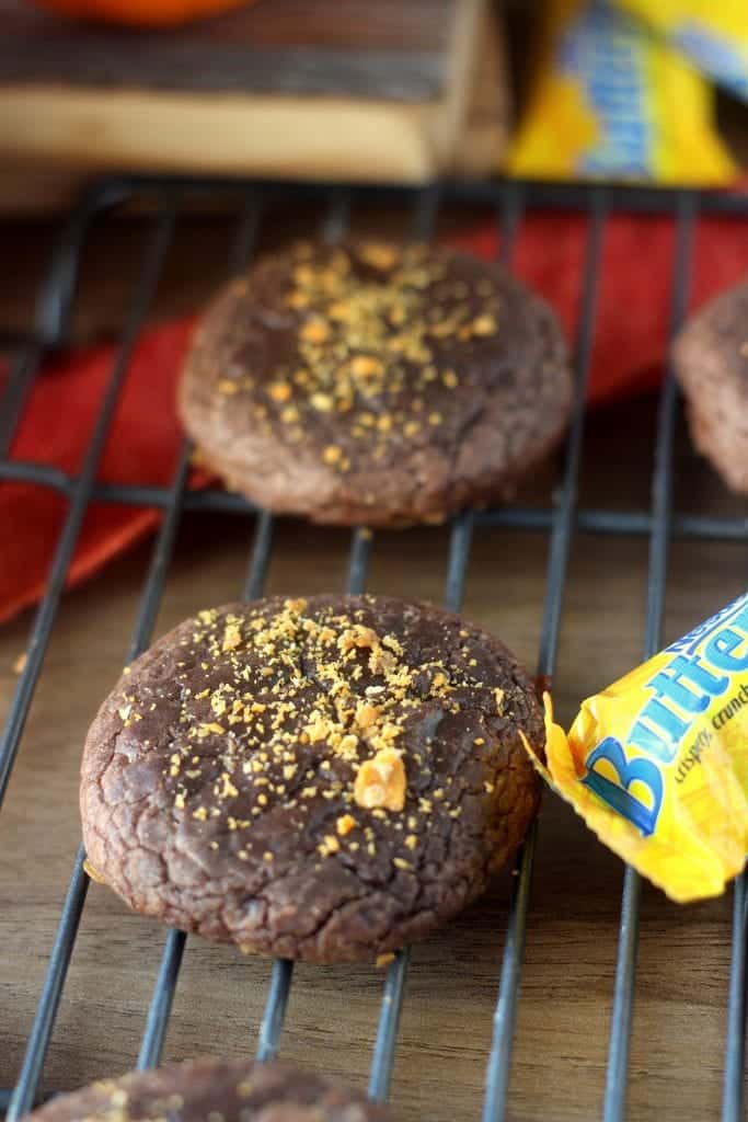 Easy Butterfinger Brownie Cookies, perfect for leftover Halloween candy or your Halloween party! #ReinventSweet @ButterfingerRecipes #ad