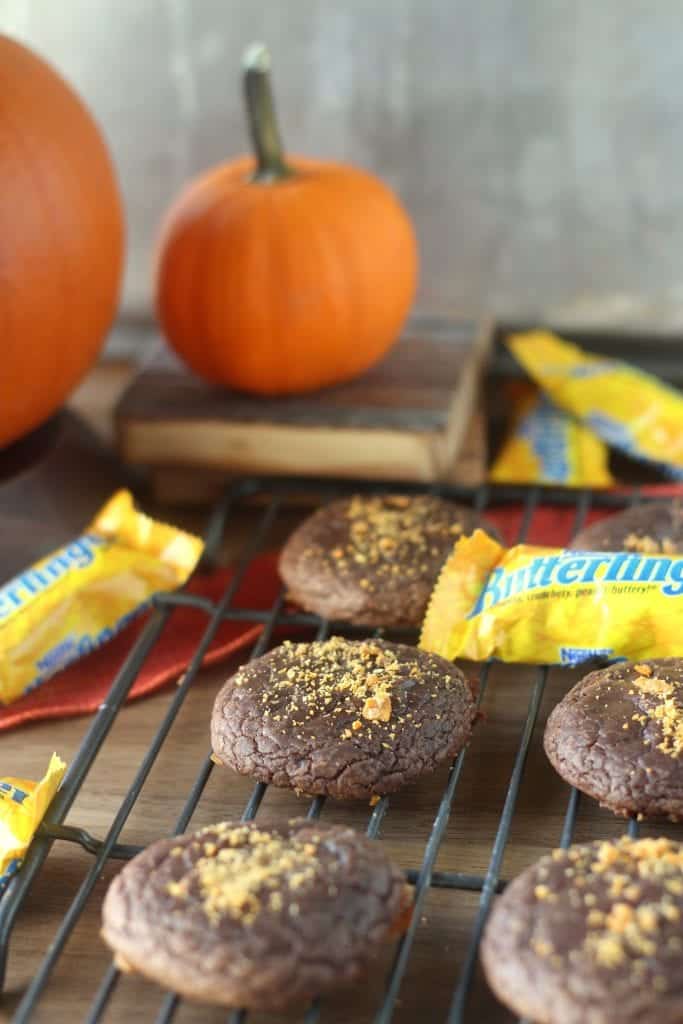 Easy Butterfinger Brownie Cookies, perfect for leftover Halloween candy or your Halloween party! #ReinventSweet @ButterfingerRecipes #ad