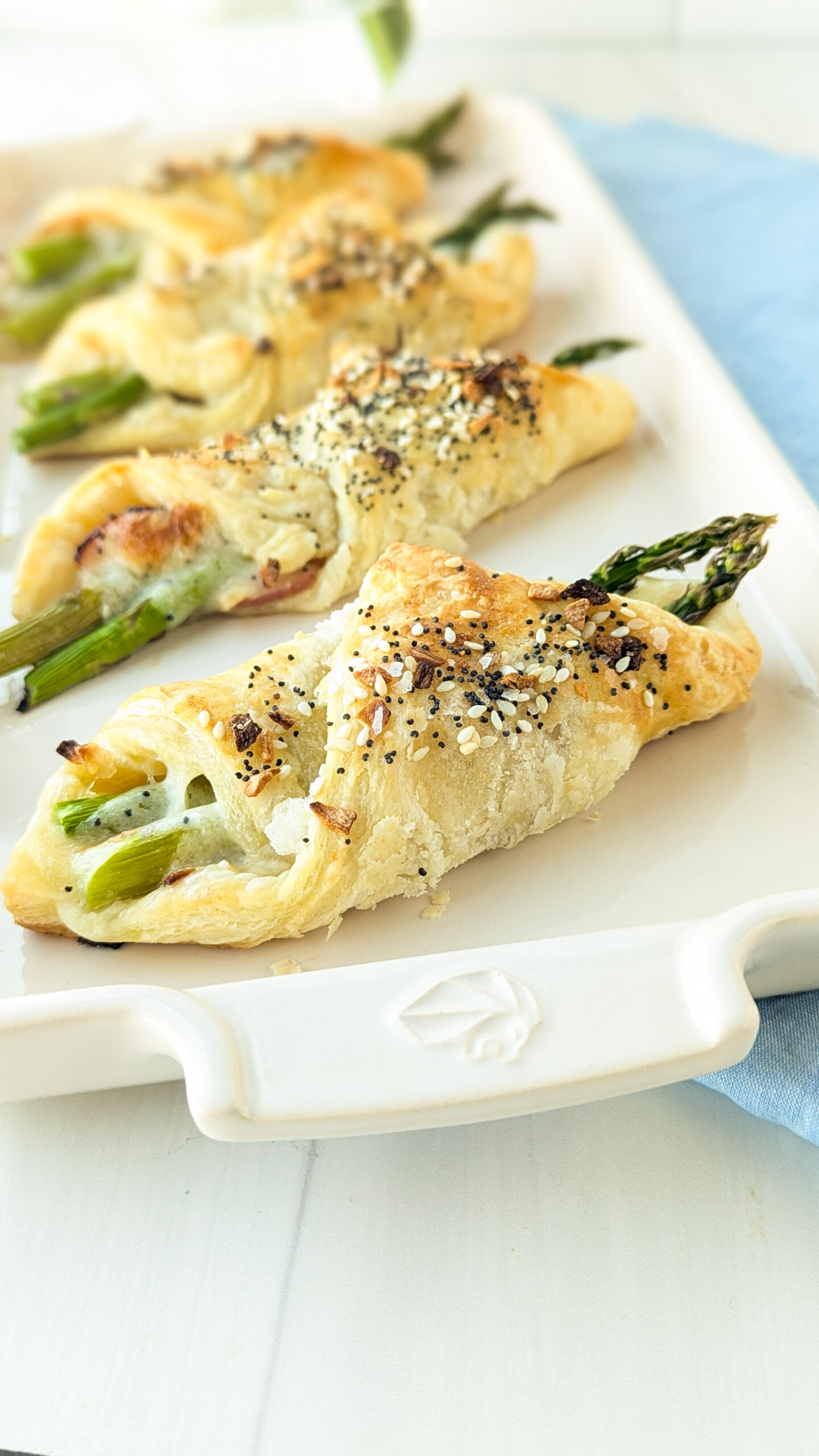 Cheesy Puff Pastry Asparagus Bundles