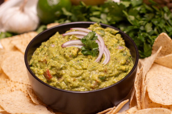a black bowl filled with guacmole